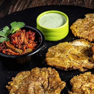 TOSTONES CON CARNE