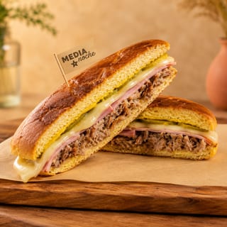 MEDIA NOCHE SANDWICH